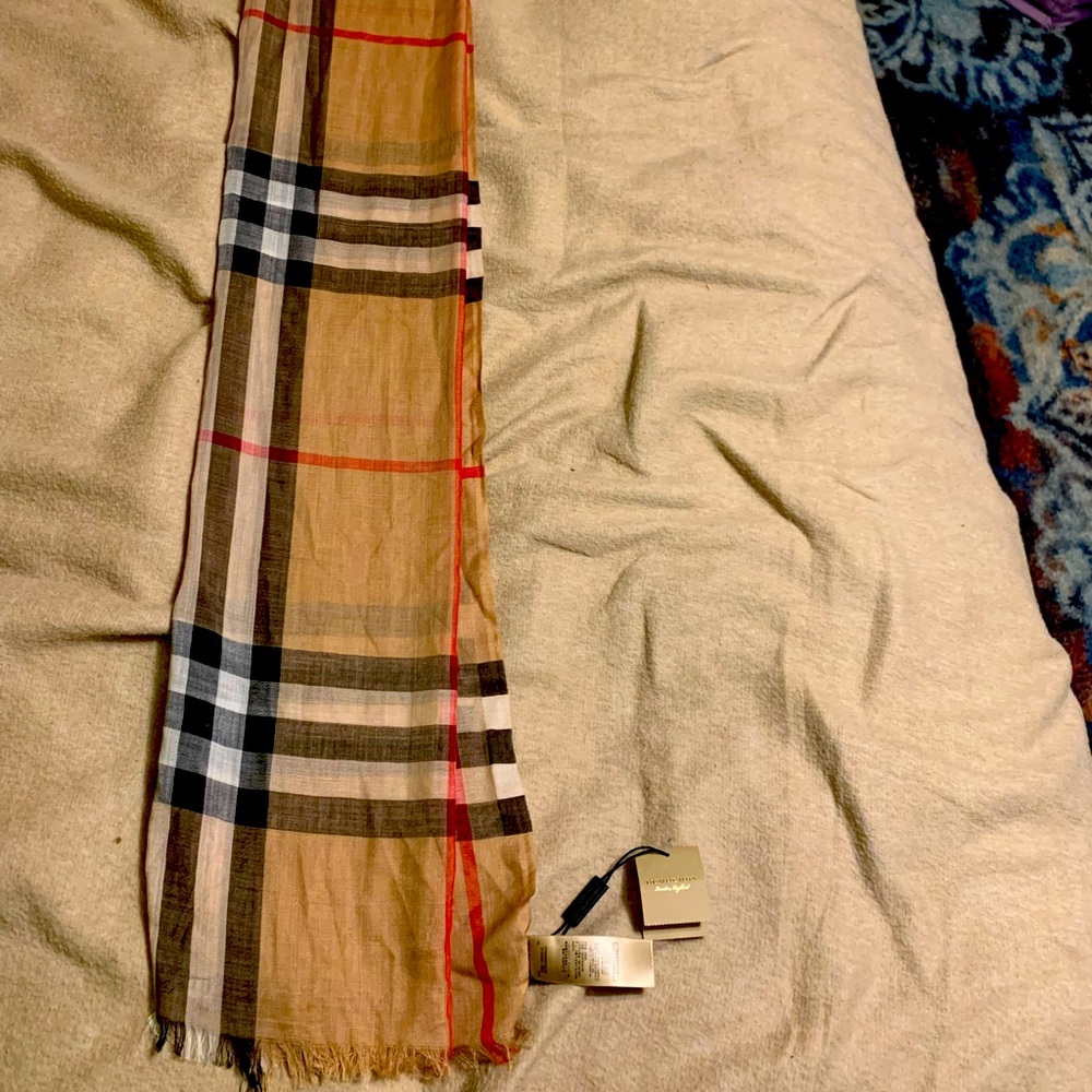 Burberry scarf, tan and brown, ones size fits all like new with tags still on